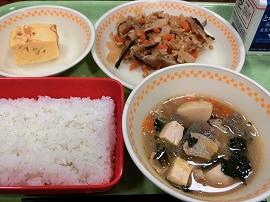 五目ごはんの具）　牛乳　厚焼き卵　いものこ汁