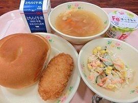 セルフえびカツバーガー（丸パン・えびカツ・コールスローサラダ）