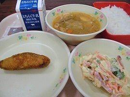 あじフライ　ソース　マカロニサラダ　ピリ辛味噌汁