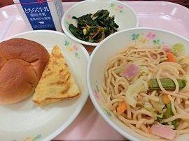 塩焼きそば　アンサンブルエッグ　ほうれん草のレモン酢和え