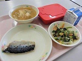さば文化干し　ごま和え　じゃがいもときぬさやの味噌汁
