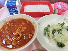 ハヤシライス　グリーンサラダ　ヨーグルト