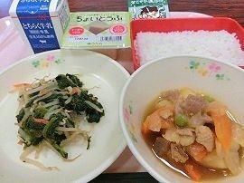 冷や奴　カレー肉じゃが　おひたし　ふりかけ