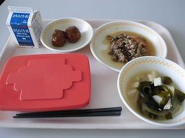 セルフきのこごはん　牛乳　野菜肉団子　じゃがいもとわかめのみそ汁