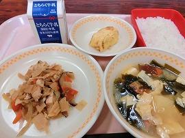 セルフ五目ごはん（ごはん・五目ごはんの具）　牛乳　厚焼き卵　ゆばとわかめの味噌汁