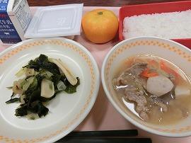 ごはん　　牛乳　　県産納豆　　かんぴょうのごま酢和え　　根菜汁　　みかん