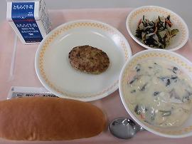 コッペパン　キャラメルクリーム　牛乳　県産ハンバーグ　ひじきサラダ　じゃがいものクリーム煮