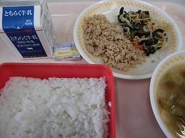 セルフ二色丼（麦ごはん、鶏そぼろ、おひたし）　牛乳　なめこ汁　チーズ
