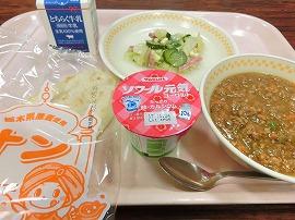 ナン　牛乳　キーマカレー　イタリアンサラダ　ヨーグルト