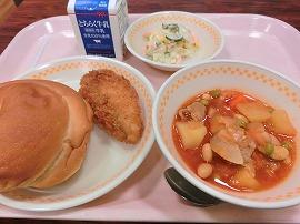 セルフフィッシュバーガー（丸パン・フィッシュフライ・コールスローサラダ）　牛乳　ポークビーンズ