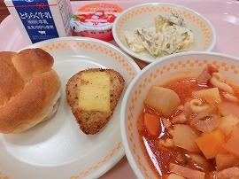 米粉パン　牛乳　チキンチーズ焼き　さつまいものサラダ　ミネストローネ　アセロラゼリー