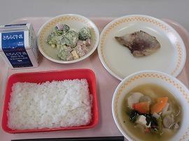 ごはん　牛乳　モロ西京焼き　ブロッコリーとハムのサラダ　田舎汁