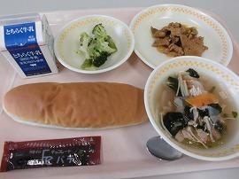 コッペパン　チョコクリーム　牛乳　豚肉ケチャップソテー　グリーンサラダ　大根とえのきたけのスープ