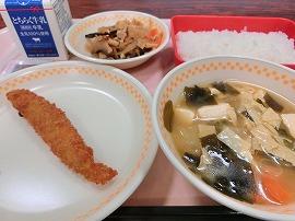 セルフ五目ごはん（ごはん・五目ごはんの具）　牛乳　ししゃもフライ　ソース　ゆばとわかめの味噌汁