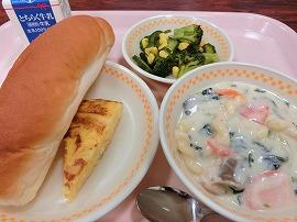 コッペパン　牛乳　アンサンブルエッグ　海藻サラダ　きのこのクリーム煮