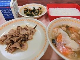 セルフビビンバ（ごはん・焼き肉・ナムル）　牛乳　ワンタンスープ