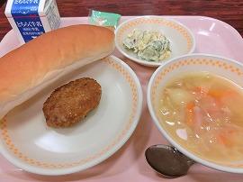 コッペパン　牛乳　アップルジャム　ハンバーグ　さつまいものサラダ　野菜スープ