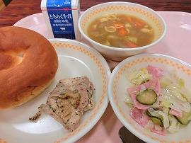 牛乳パン　牛乳　鶏肉のハーブ焼き　ハムマリネサラダ　マカロニカレースープ