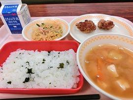 わかめごはん　牛乳　鶏の唐揚げ　バンサンスー　じゃがいもと豆腐の味噌汁