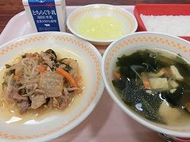 セルフキムチ丼（ごはん・豚キムチ丼の具）　牛乳　わかめスープ　ダイスゼリー