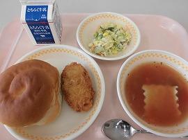 セルフえびカツバーガー（丸パン、えびカツ、コールスローサラダ）　牛乳　ラビオリスープ