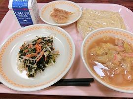 味噌ラーメン（中華めん・味噌ラーメンスープ）　牛乳　焼き餃子　青菜のナムル