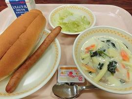 セルフホットドッグ（コッペパン・ソーセージ・ケチャップ＆マスタード）　牛乳　レモン酢和え　マカロニのクリーム煮