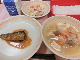 ごはん　牛乳　いわしごま味噌煮　マカロニサラダ　豚汁