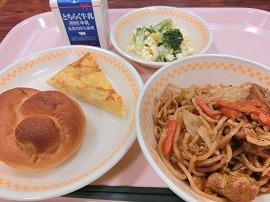米粉パン　牛乳　焼きそば　アンサンブルエッグ　ブロッコリーとチーズのサラダ