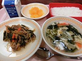 セルフ豚キムチ丼（ごはん・豚キムチ丼の具）　牛乳　ゆばとほうれん草のスープ　ダイスゼリー（みかん）