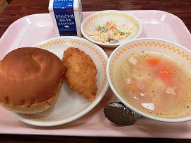 セルフフィッシュバーガー（丸パン・白身魚フライ・コールスローサラダ）　牛乳　ポテトスープ