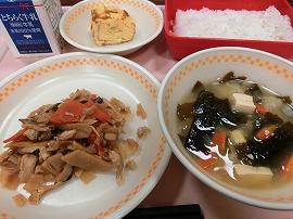 セルフ五目ごはん（ごはん・五目ごはんの具）　牛乳　厚焼き卵　じゃがいもとわかめの味噌汁