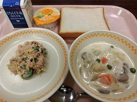 セルフツナサンド（食パン・ツナサラダ）　牛乳　クラムチャウダー　みかんゼリー
