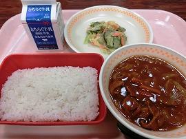 ごはん　牛乳　ハッシュドポーク　シーザーサラダ