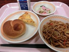 米粉パン　牛乳　焼きそば　アンサンブルエッグ　大根とハムのサラダ