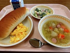 コッペパン　牛乳　スクランブルエッグ　ブロッコリーとハムのサラダ　ポトフ