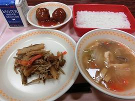 ごはん　牛乳　野菜肉団子　茎わかめのきんぴら　すいとん汁