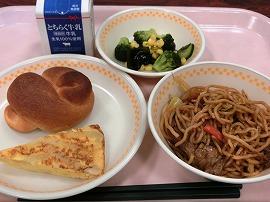 米粉パン　牛乳　焼きそば　アンサンブルエッグ　海藻サラダ