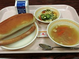 セルフホットドッグ（コッペパン・ソーセージ・ケチャップ＆マスタード）　牛乳　カラフルマカロニサラダ　オニオンスープ