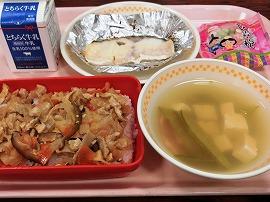 セルフ五目ごはん（ごはん・五目ごはんの具）　牛乳　クロムツ麹味噌焼き　すまし汁　ひなあられ