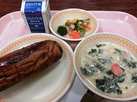揚げパン　牛乳　花野菜サラダ　マカロニのクリーム煮