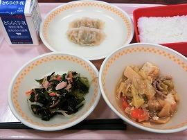 ごはん　牛乳　県産かき菜餃子　ジャージャン豆腐　わかめと小松菜のツナ和え