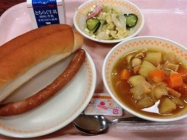 セルフホットドッグ（コッペパン、ソーセージ・ケチャップ＆マスタード）　牛乳　イタリアンサラダ　マカロニカレースープ