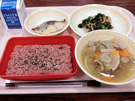 赤飯　ごま塩　牛乳　さわら西京焼き　わかめと小松菜のツナ和え　豚汁
