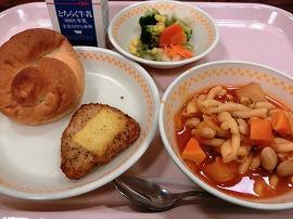 米粉パン　牛乳　チキンチーズ焼き　花野菜サラダ　ミネストローネ