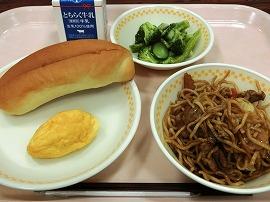 セルフ焼きそばパン（コッペパン・焼きそば）　牛乳　オムレツ　グリーンサラダ