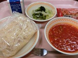 ミートソーススパゲッティ（スパゲッティ・ミートソース）　牛乳　グリーンサラダ　メープルワッフル