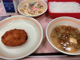 ごはん　牛乳　県産豚肉コロッケ　ソース　マカロニサラダ　なめこ汁