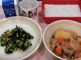 麦ごはん　牛乳　納豆　肉じゃが　菊花和え