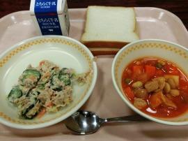 セルフツナサンド（食パン・ツナサラダ）　牛乳　ポークビーンズ